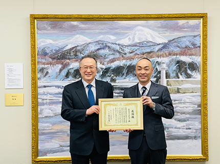 坂井学長（左）と赤羽根社長（右）